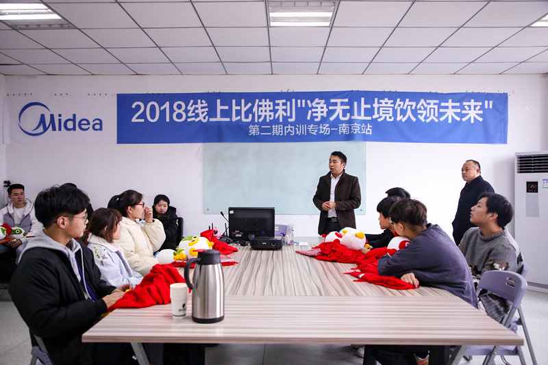 加強(qiáng)就業(yè)畢業(yè)生回訪，促進(jìn)校企合作渠道拓展