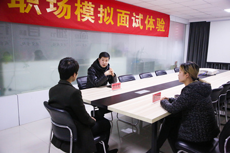 職場(chǎng)攻略講座進(jìn)校園，拓展校企合作促就業(yè)