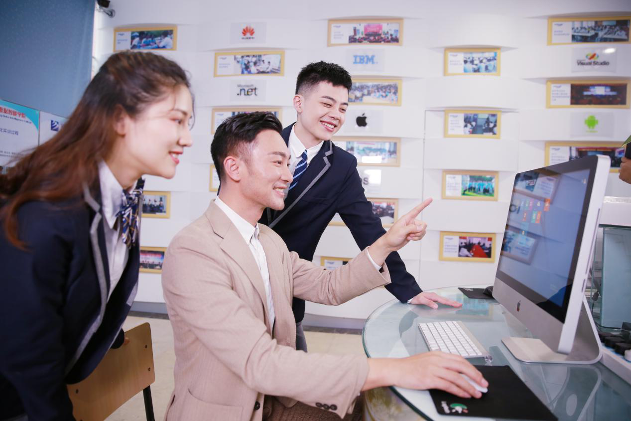 What？聽(tīng)說(shuō)新華云課堂能帶你走出傳統(tǒng)課堂，享受個(gè)性化學(xué)習(xí)！