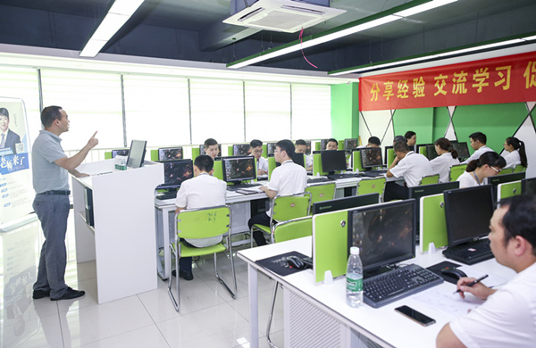 百家名師進(jìn)校園，助力教改新方向