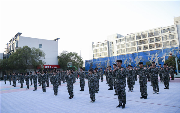  2019級秋季新生職業(yè)素養(yǎng)拓展訓(xùn)練會(huì)操表演暨總結(jié)表彰大會(huì)圓滿結(jié)束