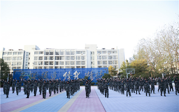  2019級秋季新生職業(yè)素養(yǎng)拓展訓(xùn)練會(huì)操表演暨總結(jié)表彰大會(huì)圓滿結(jié)束