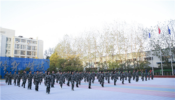  2019級秋季新生職業(yè)素養(yǎng)拓展訓(xùn)練會(huì)操表演暨總結(jié)表彰大會(huì)圓滿結(jié)束