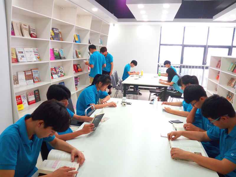 技校里面有什么<a href=http://njxh.cn target=_blank class=infotextkey>專業(yè)</a>？適合初中去學(xué)習(xí)么？