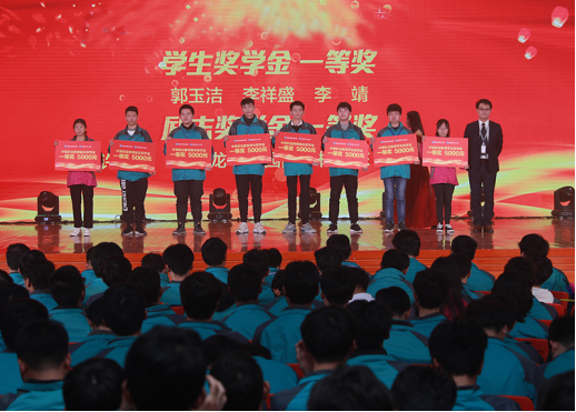 新華電腦教育：帶薪實(shí)訓(xùn)，邊拿薪水邊學(xué)習(xí)