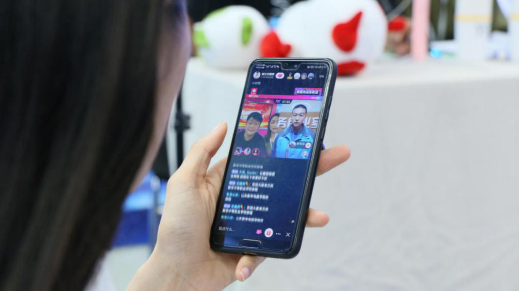 燃爆！麗江石榴哥現(xiàn)場連麥新華電商<a href=http://njxh.cn target=_blank class=infotextkey>專業(yè)</a>學(xué)子