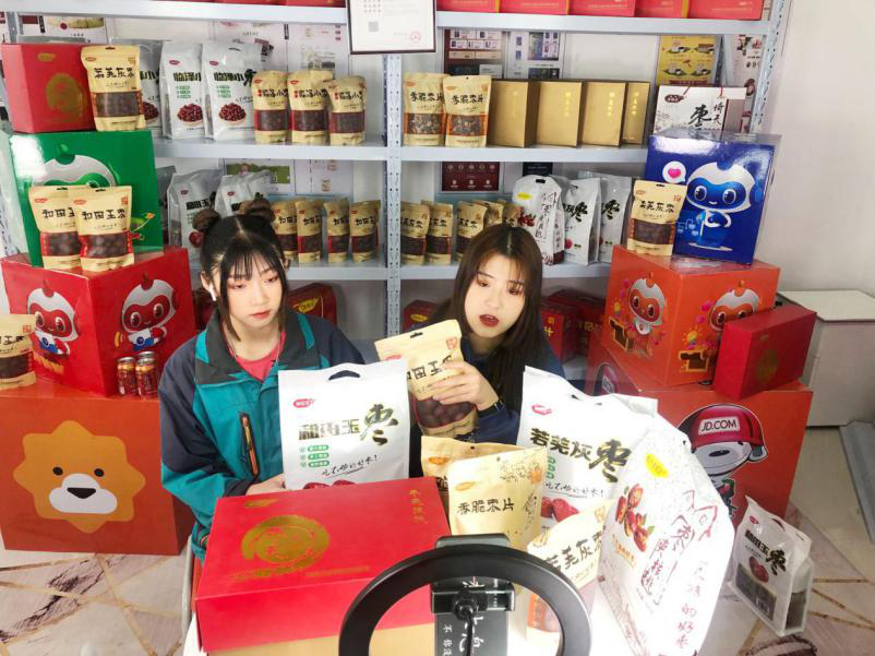 燃爆！麗江石榴哥現(xiàn)場連麥新華電商<a href=http://njxh.cn target=_blank class=infotextkey>專業(yè)</a>學(xué)子