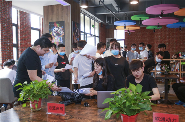 就業(yè)保障丨千企萬崗進(jìn)校園，助力學(xué)子精準(zhǔn)就業(yè)！