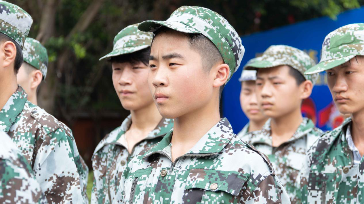 新華“三教三訓(xùn)”之軍訓(xùn)|揮灑汗水書寫迷彩青春！