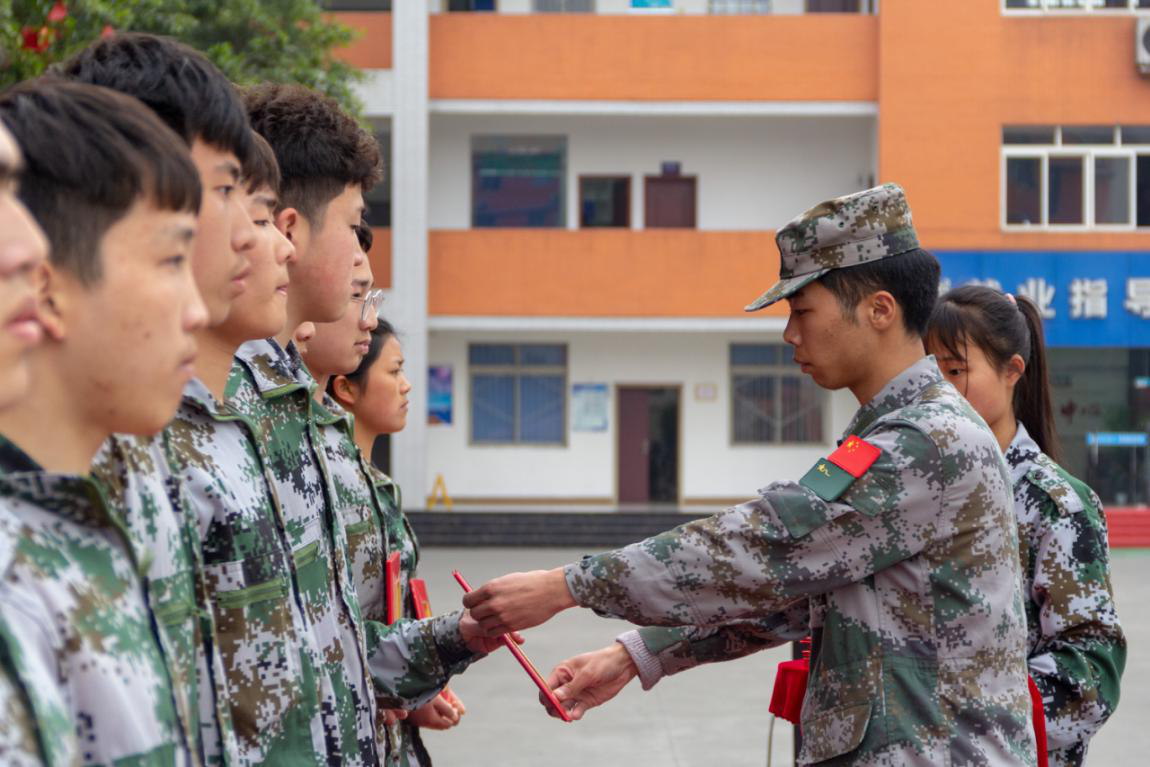 新華“三教三訓(xùn)”之軍訓(xùn)|揮灑汗水書寫迷彩青春！