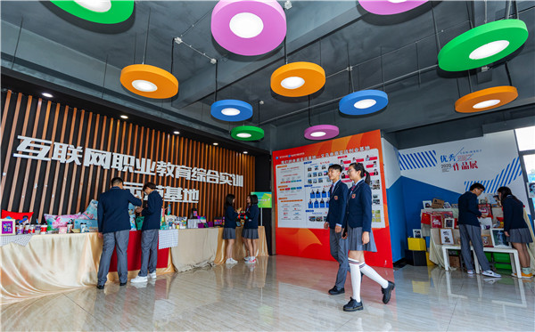 南京新華電腦專修學(xué)院2021年學(xué)費(fèi)多少？