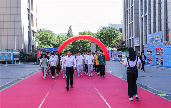 巔峰實習，京彩有你 ——南京新華京東618實習項目總結與表彰大會圓滿結束