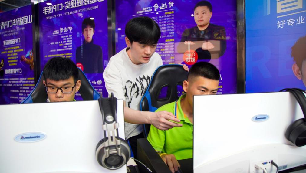 傳遞向上力量！新華電腦學(xué)?！独蠋焷砹恕?月繼續(xù)開講！