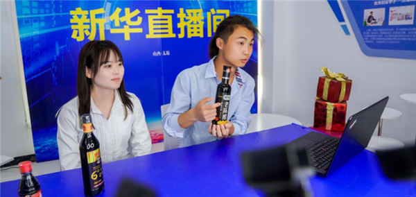 我去，這么多人來(lái)新華是干啥？
