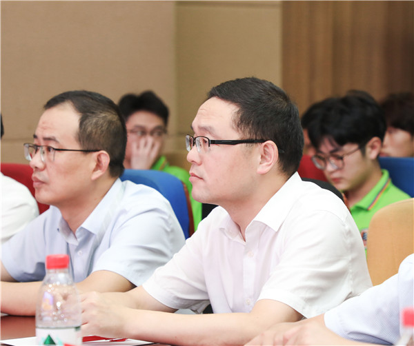 為幫助我校學(xué)生明確職業(yè)生涯規(guī)劃，確定個(gè)人職業(yè)方向，強(qiáng)化職業(yè)規(guī)劃意識(shí)，更好地樹立個(gè)人理想，2022年7月29日，南京新華電腦專修學(xué)校在學(xué)術(shù)報(bào)告廳舉行第十二屆職業(yè)生涯規(guī)劃演講大賽