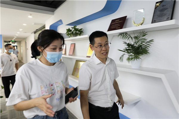 南京新華教師進企業(yè)，為實踐教學保駕護航