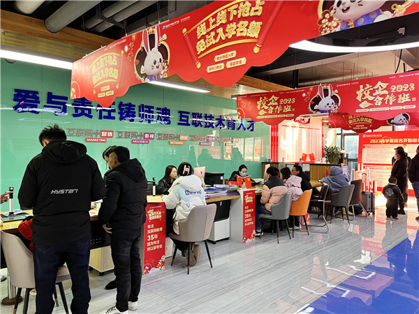 喜迎開學(xué) 圓夢(mèng)新華|直擊南京新華火熱報(bào)名現(xiàn)場(chǎng)！