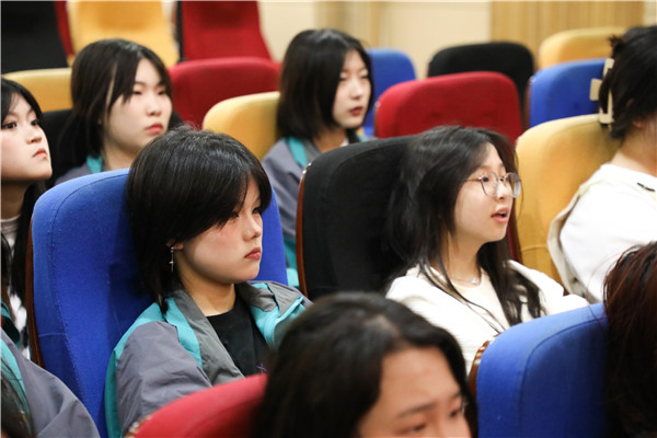 家?；?dòng) 共促成長(zhǎng)|南京新華《商業(yè)美工后期實(shí)訓(xùn)》課程結(jié)課答辯順利結(jié)束