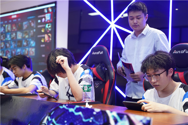 恭喜！我校學生代表隊榮獲2023 年“迎亞運”新華電腦教育王者榮耀電競對抗賽亞軍