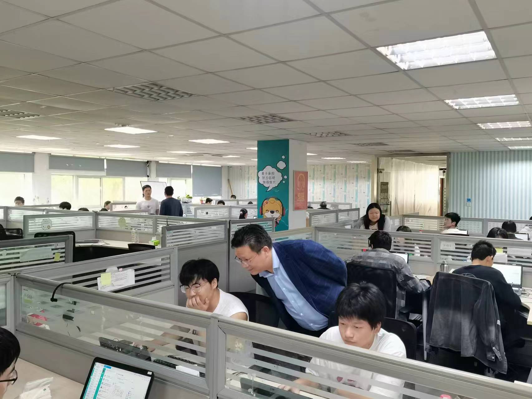 回訪企業(yè)實習(xí)學(xué)生，關(guān)懷職業(yè)成長道路