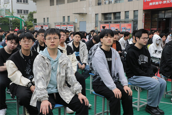 南京新華開展“防治校園霸凌，守護(hù)平安校園”主題講座