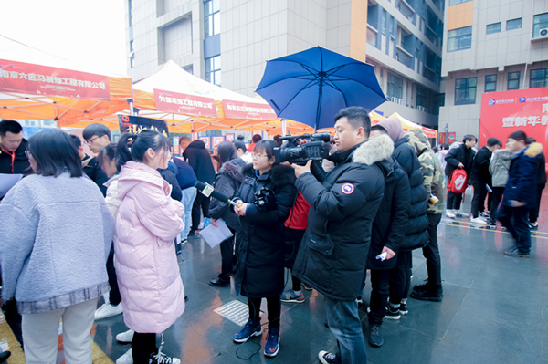 南京新華校園人才交流會(huì)，引眾多媒體聚焦關(guān)注