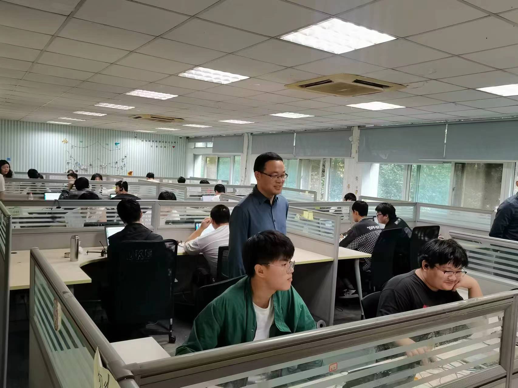 回訪企業(yè)實(shí)習(xí)學(xué)生，關(guān)懷職業(yè)成長(zhǎng)道路