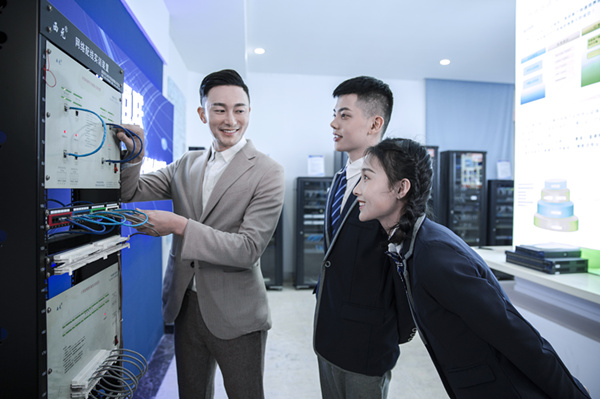 初中沒畢業(yè)學(xué)什么好？初中可以學(xué)計(jì)算機(jī)么？