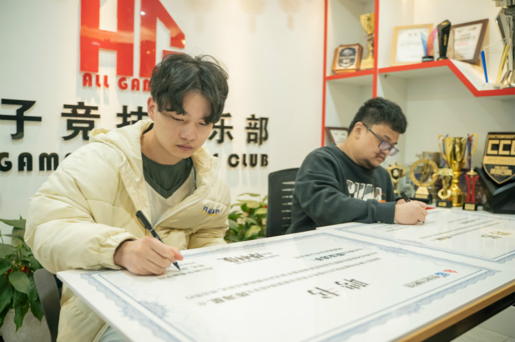 實(shí)力見證！又一新華電腦教育學(xué)子簽約AG俱樂部！