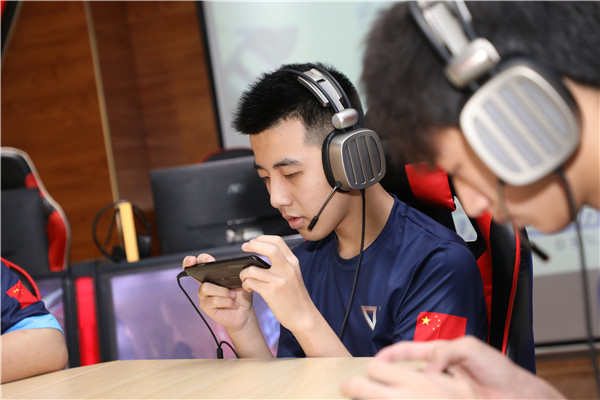 如何看待 Miss 爆料「Faker 年薪 5800 萬，LPL 選手月薪保底 2 萬」？
