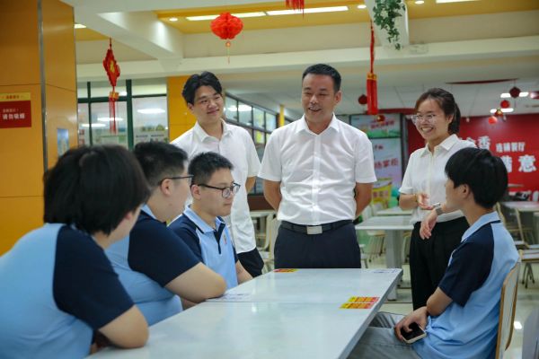 炎炎夏日，心系學(xué)子丨南京新華電腦開展2024級(jí)新生慰問活動(dòng)
